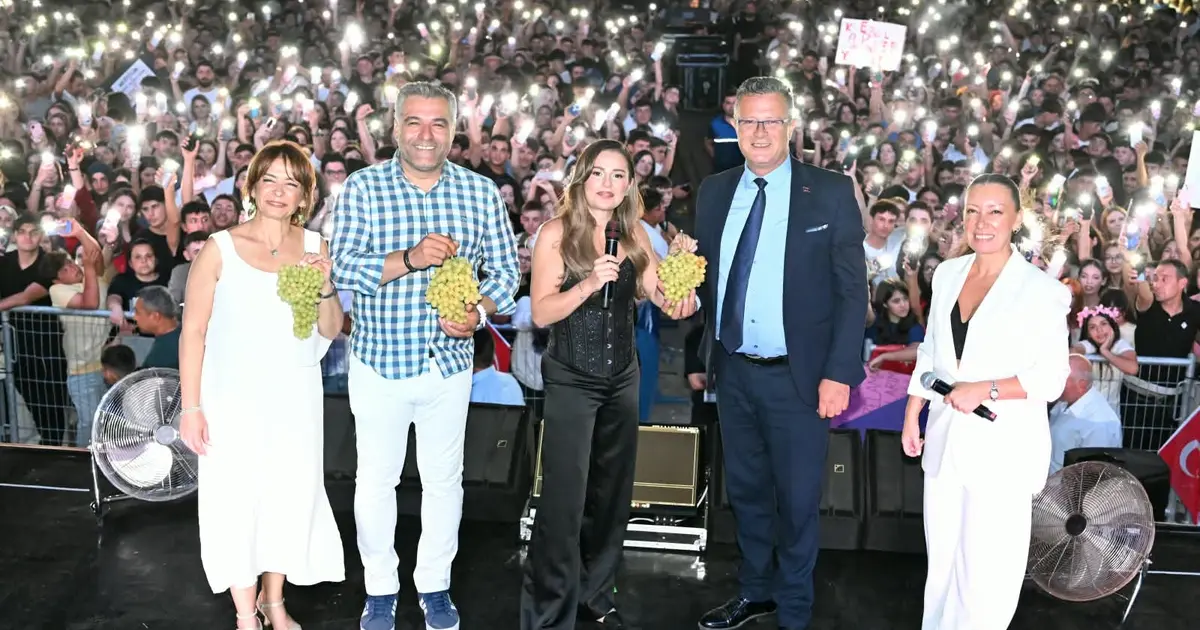Manisa'da Alaşehir’in kurtuluşunda Merve Özbey coşkusu
