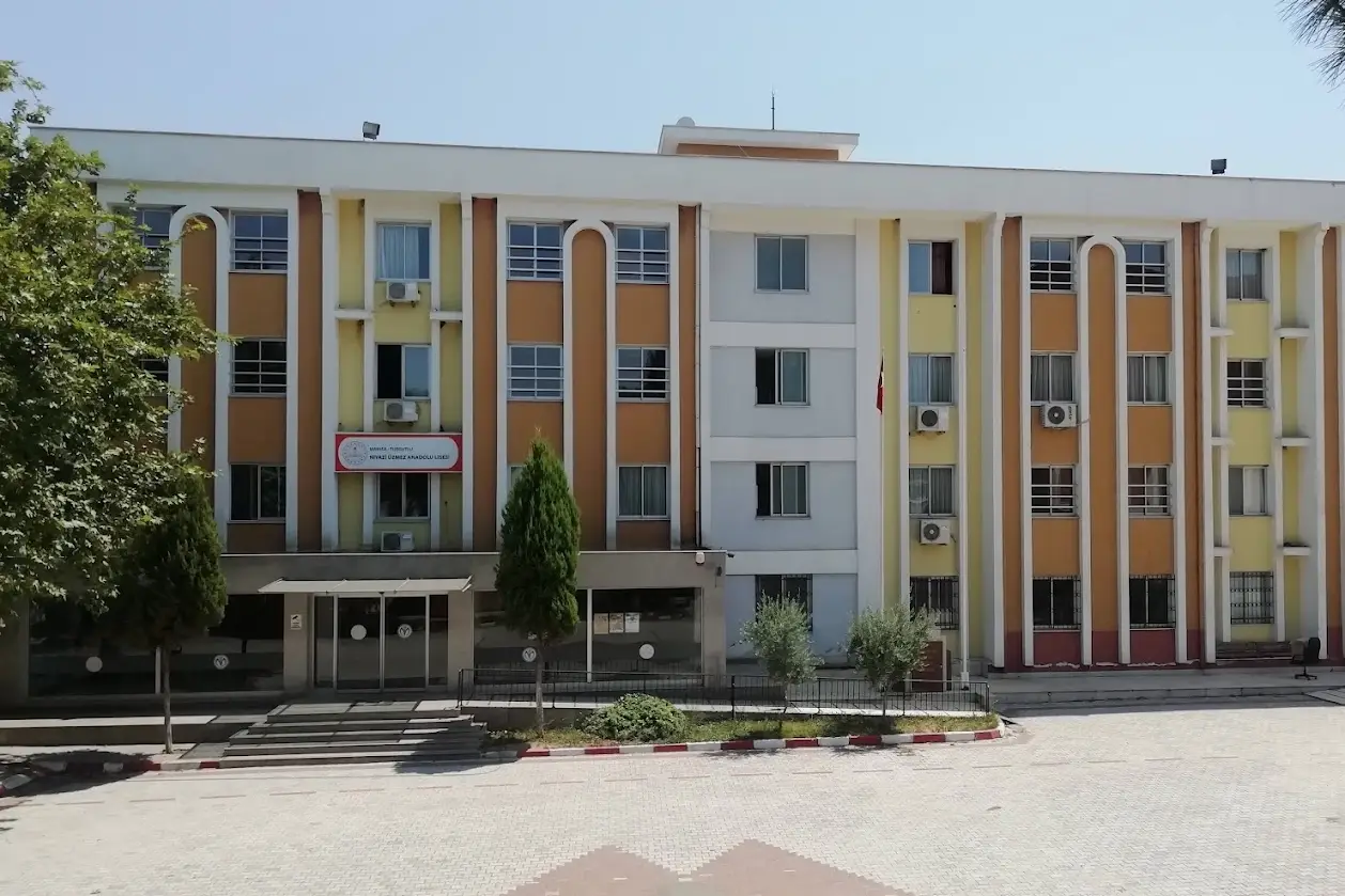 Manisa'da liseye silahlı saldırı!