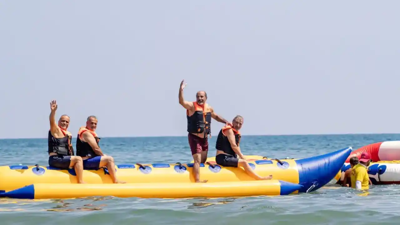 Mersin’de emekliler deniz keyfiyle buluştu
