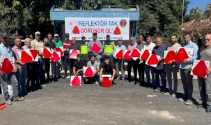 Amasya’da traktör sürücülerine reflektör uyarısı