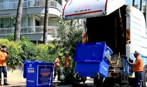Antalya Muratpaşa'da konteynerler temizleniyor