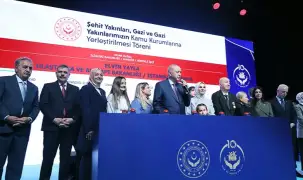 Erdoğan, şehit ve gazilerin kanıyla bayrağın rengini aldığını vurguladı