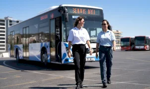 ESHOT şoförleri yeni görünümüyle İzmir yollarında