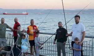 Gebze'de baba-çocuk balık tutma keyfi yaşadı
