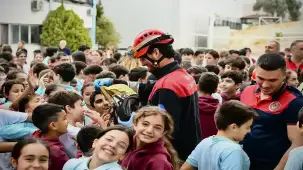 İzmir'de öğrencilere gerçeği aratmayan yangın tatbikatı