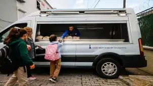 İzmir'de öğrencilere günlük beslenme desteği sürüyor