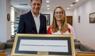 İzmir'de şampiyon okçu Dünya Yenihayat’tan Başkan Tugay'a ziyaret