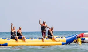 Mersin’de emekliler deniz keyfiyle buluştu