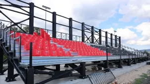 Sapanca'daki yeni futbol sahasında tribünler yükseliyor