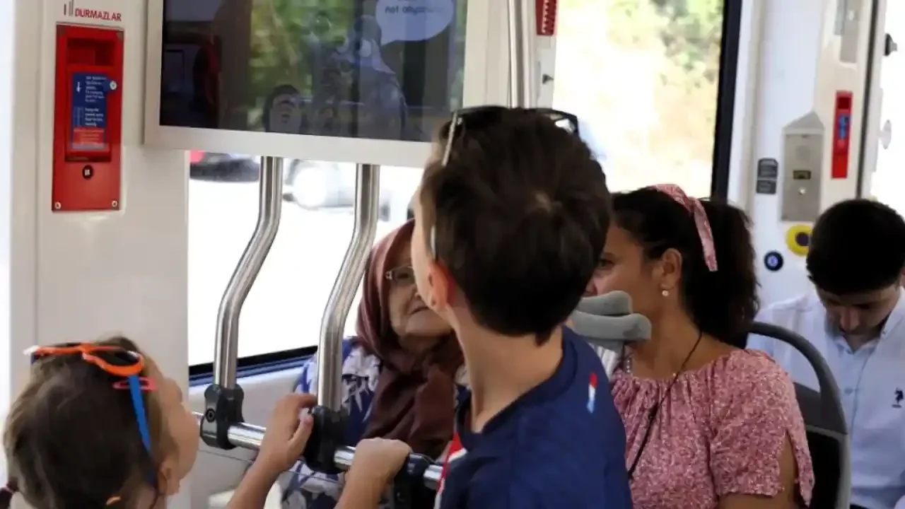 Tramvayda Nezaket Şovu: Astakoz ve Mavi Yengeç