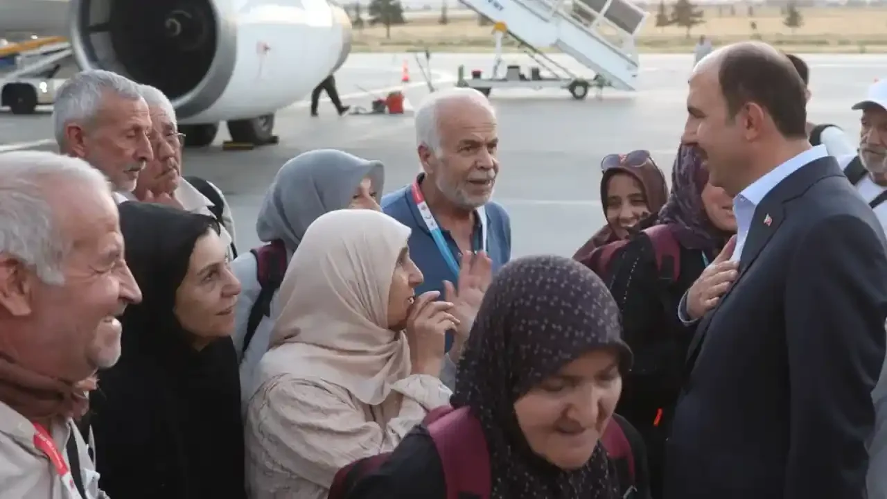 Vefa Umresi'nde İlk Kafile Konya'ya Dönüşte Gözyaşlarıyla Karşılandı