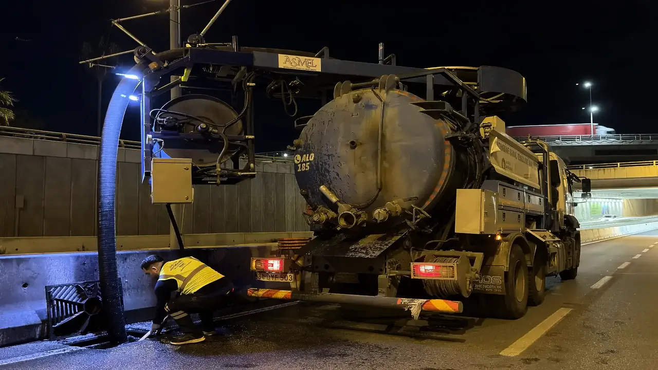 Antalya'da yağmur suyu hatları için gece temizlik seferberliği başlatıldı
