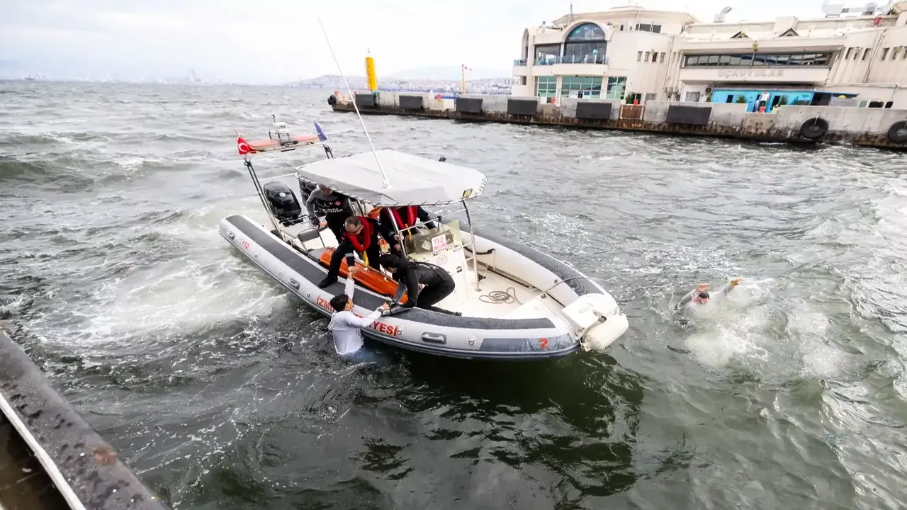 İzmir'de arabalı gemide yangın tatbikatı
