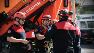 İzmir İtfaiyesi Buca'da kapsamlı yangın tatbikatı düzenledi