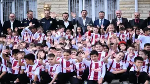 Yeniceköy’de 750 öğrenciye forma dağıtıldı